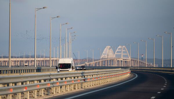 Машины на Крымском мосту