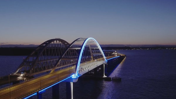 Архитектурная подсветка арки: как ночью выглядит Крымский мост