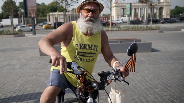 Мужчина на велосипеде. Архивное фото