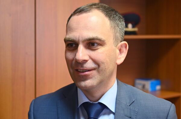 Представитель Главного управления по делам миграции МВД РФ Кирилл Алзинов в центре выдачи российских паспортов жителям ДНР и ЛНР в городе Новошахтинск Ростовской области Представитель Главного управления по делам миграции МВД РФ Кирилл Алзинов в центре выдачи российских паспортов жителям ДНР и ЛНР в городе Новошахтинск Ростовской области