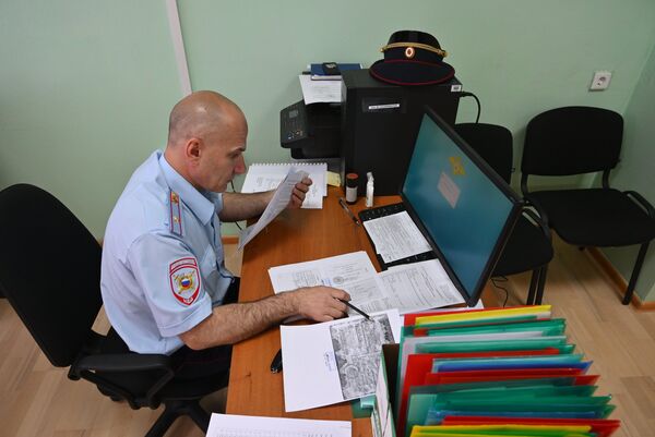 Сотрудник полиции в центре выдачи российских паспортов жителям ДНР и ЛНР в городе Новошахтинск Ростовской области Сотрудник полиции в центре выдачи российских паспортов жителям ДНР и ЛНР в городе Новошахтинск Ростовской области