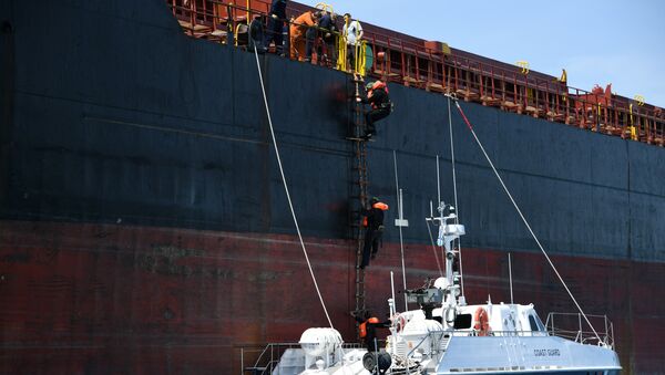 Российские пограничники поднимаются на борт сухогруза Maryland для проверки