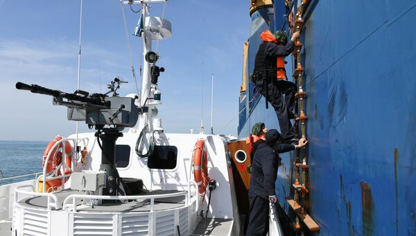 Российские пограничники поднимаются на борт корабля JSP Porto