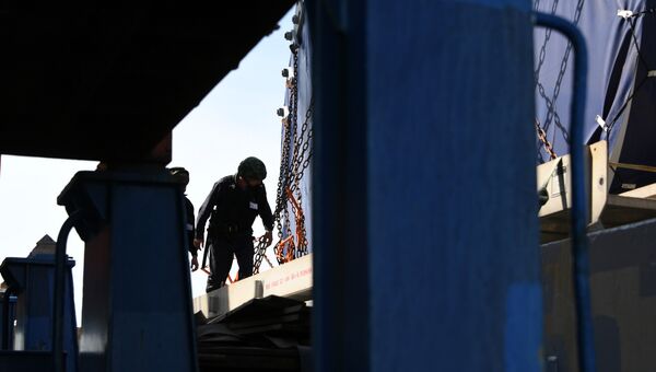 Пограничники проводят досмотр корабля JSP Porto