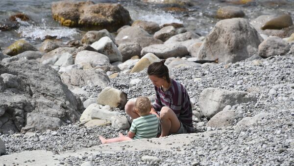 Женщина с ребенком на пляже в Симеизе