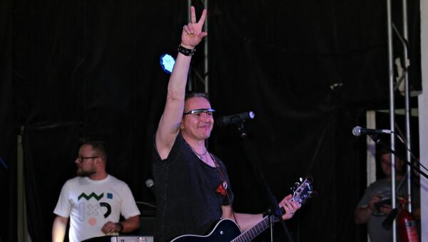 Лидер российской рок-группы 7Б Иван Демьян во время концерта в Симферополе