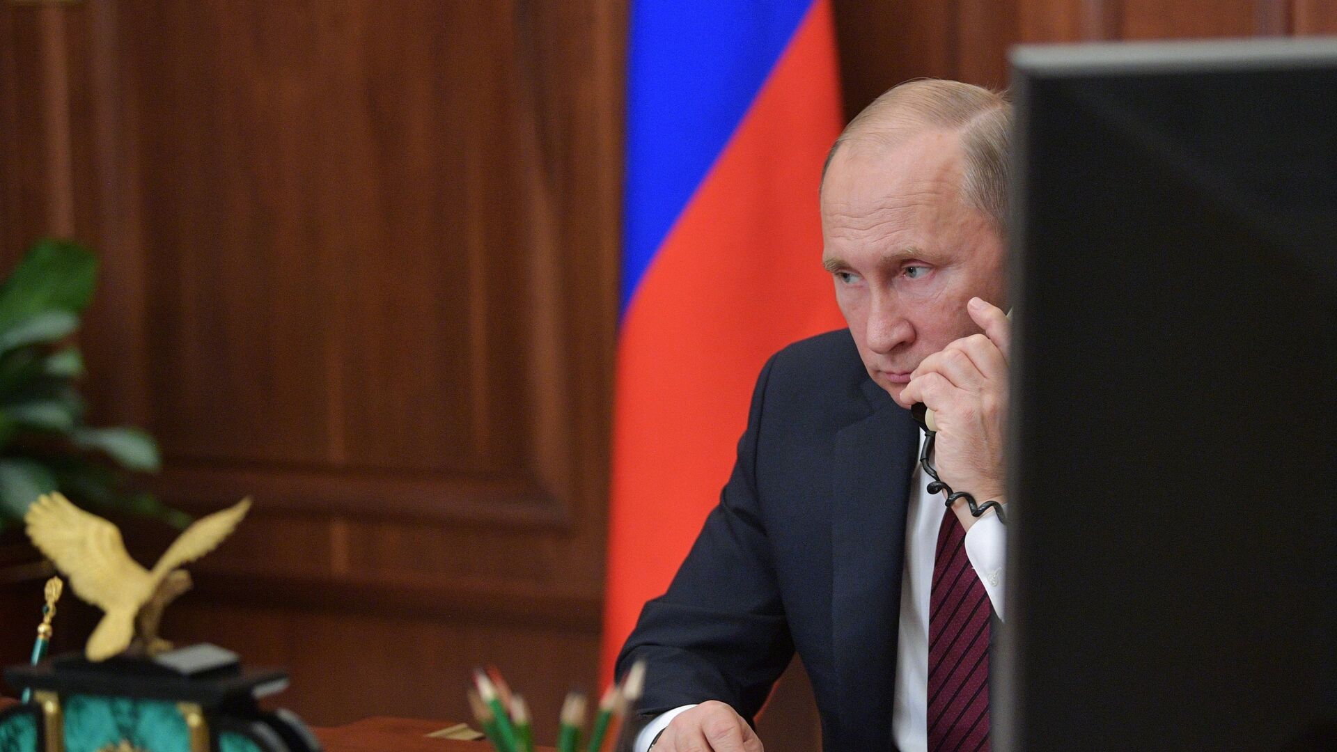 Президент РФ Владимир Путин во время телефонного разговора с главой Донецкой народной республики Александром Захарченко и главой Луганской народной республики Игорем Плотницким Президент РФ Владимир Путин во время телефонного разговора с главой Донецкой народной республики Александром Захарченко и главой Луганской народной республики Игорем Плотницким - РИА Новости, 1920, 18.03.2025