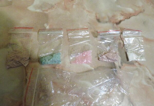Полимерные пакеты с солью, которые закладывала в тайники крымчанка Полимерные пакеты с солью, которые закладывала в тайники крымчанка