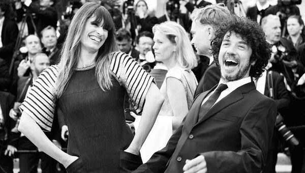 Французский композитор и актер Ярол Пупо и его супруга, актриса Кэролайн Де Мегре на красной дорожке церемонии открытия 72-го Каннского международного кинофестиваля