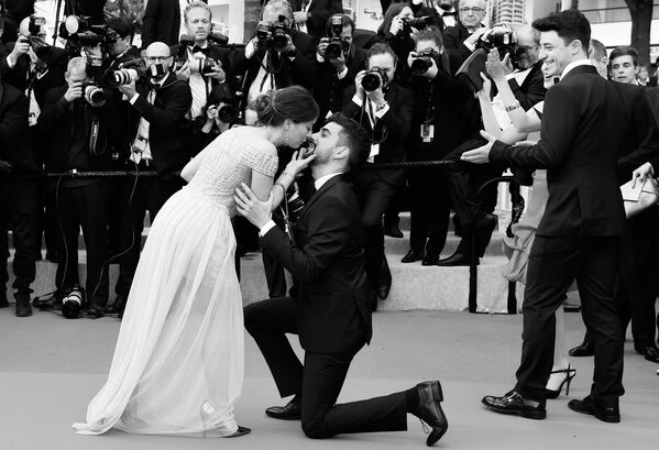 Мужчина делает предложение девушке на красной дорожке премьеры фильма Тайная жизнь в рамках 72-го Каннского международного кинофестиваля