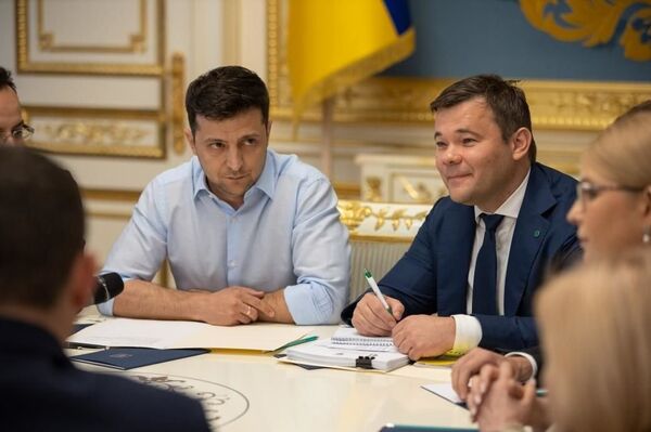 Президент Украины Владимир Зеленский на встрече с руководством Верховной рады и лидерами парламентских фракций и групп. 21 мая 2019 Президент Украины Владимир Зеленский на встрече с руководством Верховной рады и лидерами парламентских фракций и групп. 21 мая 2019