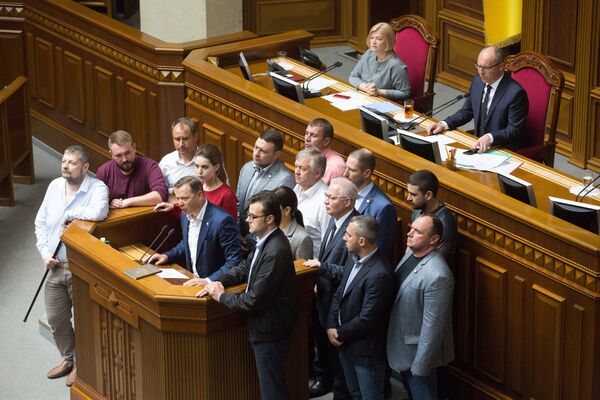 Депутаты Радикальной партии Олега Ляшко на заседании Верховной рады Украины Депутаты Радикальной партии Олега Ляшко на заседании Верховной рады Украины