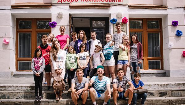 Участники форума Таврида 5.0 во время посещения школы-интерната Симферополя