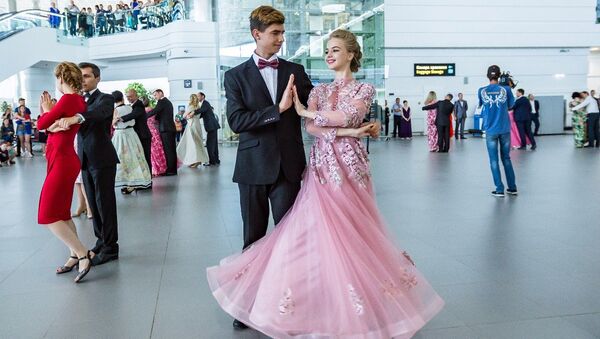 Участники Севастопольского офицерского бала провели танцевальный флешмоб в аэропорту Симферополь