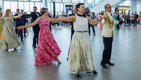 Участники Севастопольского офицерского бала провели танцевальный флешмоб в аэропорту Симферополь