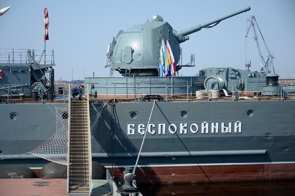 Артиллерия эскадренного миноносца Беспокойный в Кронштадте - 130-миллиметровая автоматическая пушка АК-130 Артиллерия эскадренного миноносца Беспокойный в Кронштадте - 130-миллиметровая автоматическая пушка АК-130