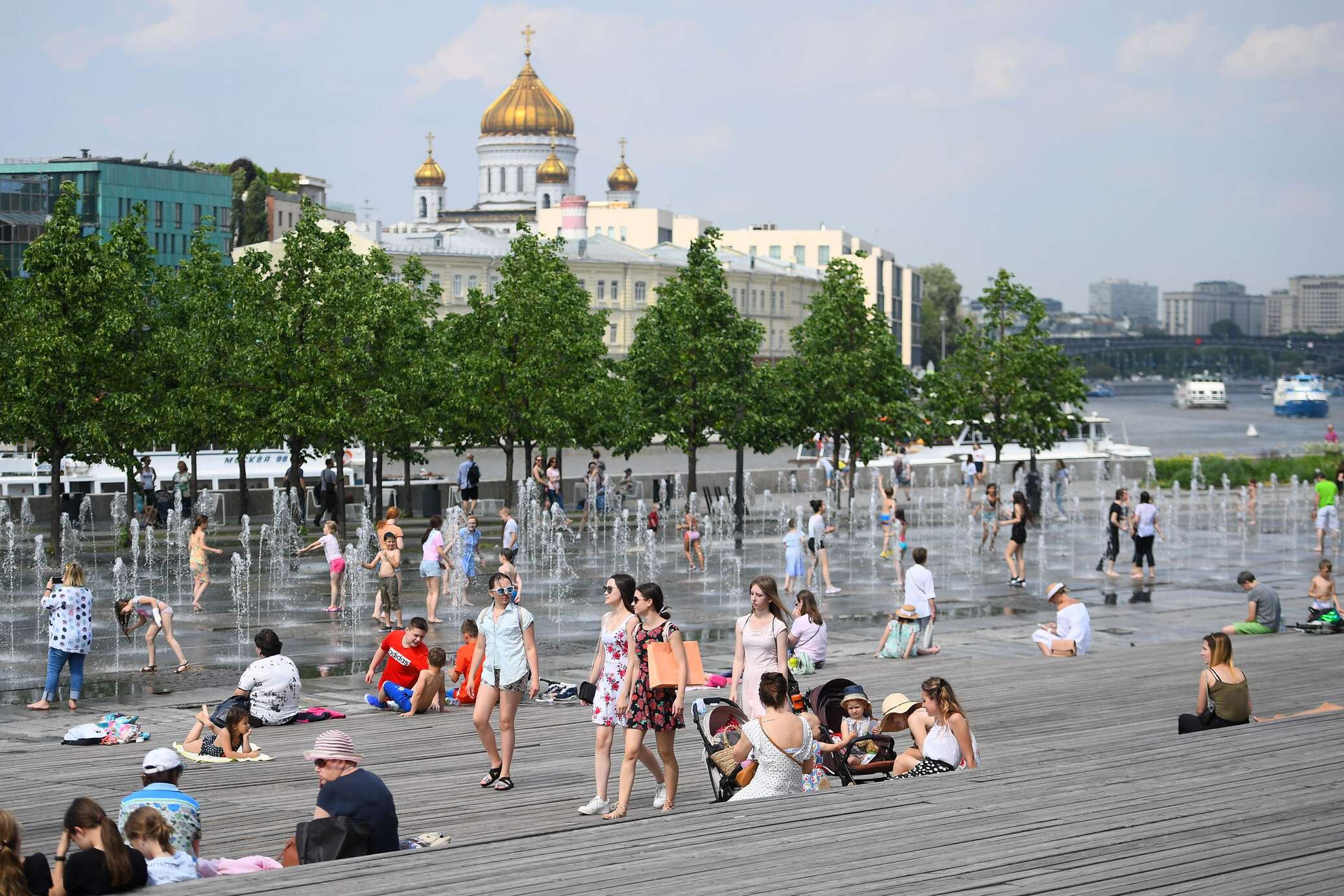 Какая погода летом 2024 в москве. Жара в Москве. Москва летом. Жаркое лето в Москве. Москва летом жара.