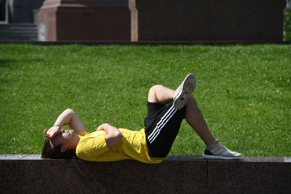 Мужчина отдыхает на Манежной площади в Москве