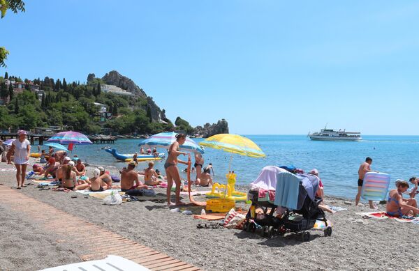 Пляж в поселке Гурзуф Пляж в поселке Гурзуф