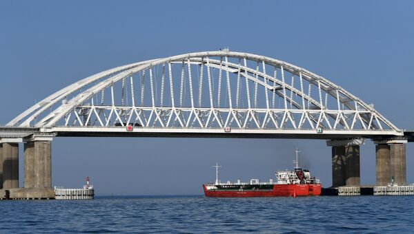 Корабль проходит под арками Крымского моста