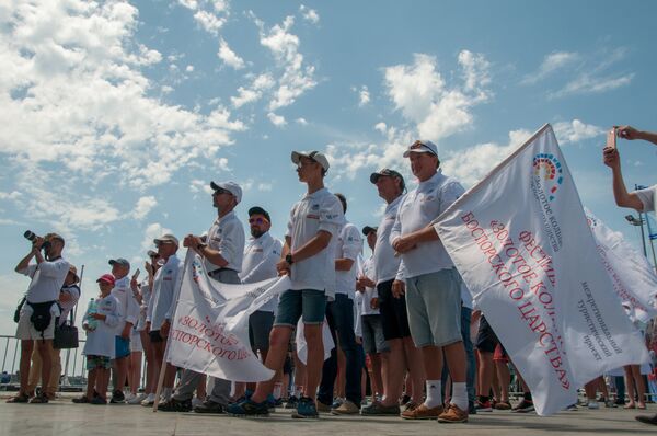 Участники парусной регаты Золотое кольцо Боспорского царства в Ялте 