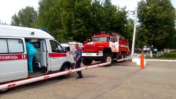 Автомобили скорой помощи и пожарной службы у проходной завода Кристалл в Дзержинске
