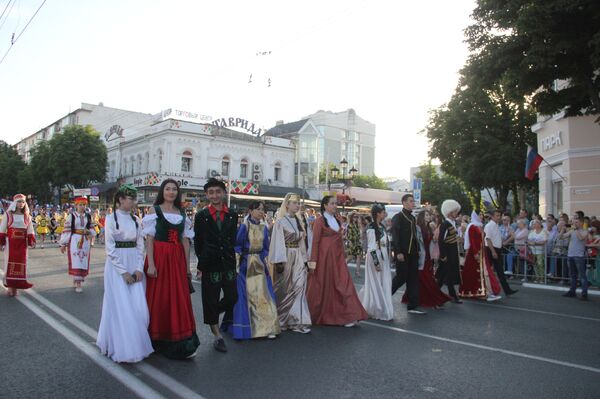  Карнавальное шествие в часть Дня города Симферополя. 1 июня 2019