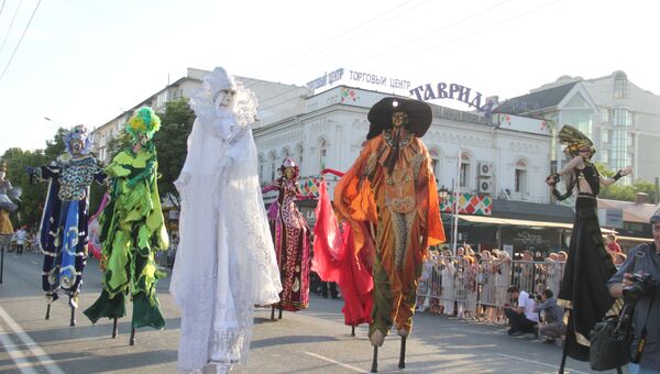 Карнавальное шествие в часть Дня города Симферополя. 1 июня 2019
