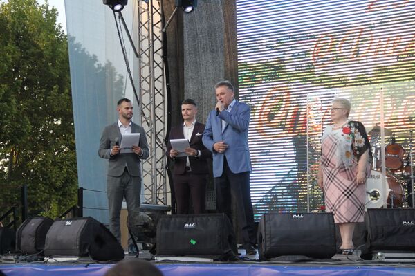 Глава администрации Симферополя Наталья Маленко и председатель городского совета Виктор Агеев на гала-концерте в часть Дня города. 1 июня 2019 