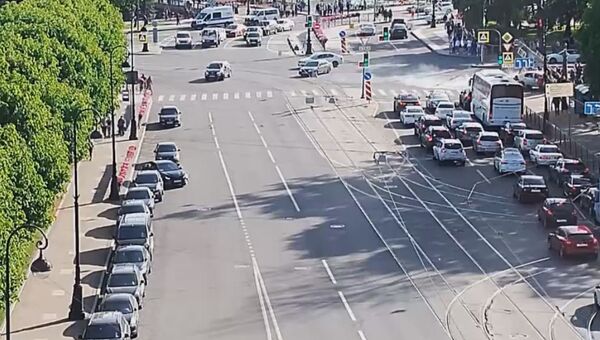 Видео наезда иномарки на толпу пешеходов в Санкт-Петербурге
