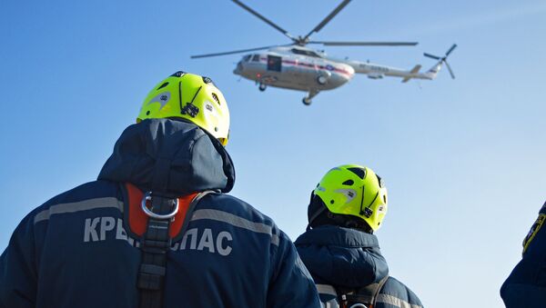 Спасатели и вертолет МЧС во время работы. Архивное фото