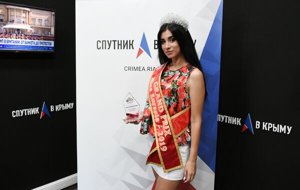 Обладательница гран-при конкурса красоты, искусств и таланта Miss Eurasia 2019 Анастасия Божкова в студии радио Спутник в Крыму Обладательница гран-при конкурса красоты, искусств и таланта Miss Eurasia 2019 Анастасия Божкова в студии радио Спутник в Крыму