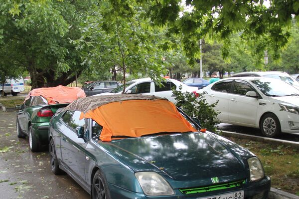 В поселке Грэсовский под Симферополем автомобилисты накрывали свои машины, чтобы уберечь от града В поселке Грэсовский под Симферополем автомобилисты накрывали свои машины, чтобы уберечь от града