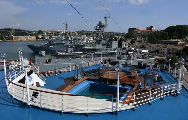 Палуба круизного лайнера Князь Владимир Палуба круизного лайнера Князь Владимир