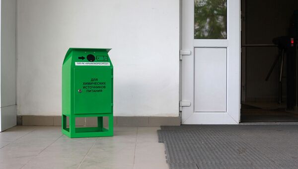 У здания министерства жилищно-коммунального хозяйства РК установили контейнеры для сбора отработанных элементов питания