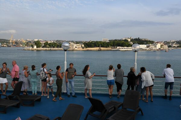 Вид Севастополь с палубы круизного лайнера Князь Владимир Вид Севастополь с палубы круизного лайнера Князь Владимир