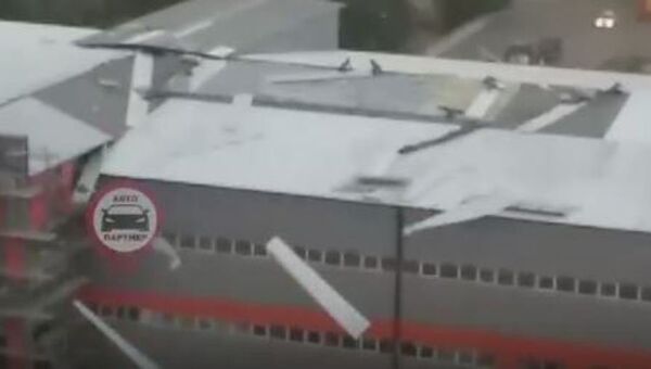 Видео снесенного ветром профнастила с крыши здания в Симферополе