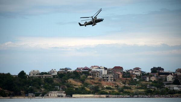 Вертолет Ка-52 Аллигатор выполняет сложные фигуры над Севастопольской бухтой