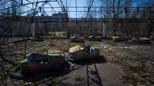Проржавевший аттракцион в парке эвакуированного после аварии на ЧАЭС городе Припять в Чернобыльской Зоне Отчуждения