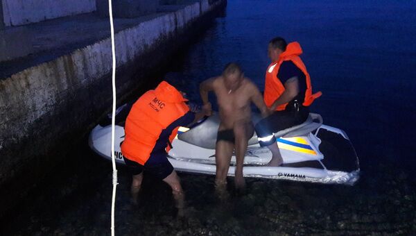 В Алуште ночью спасли заплывшего далеко в море мужчину