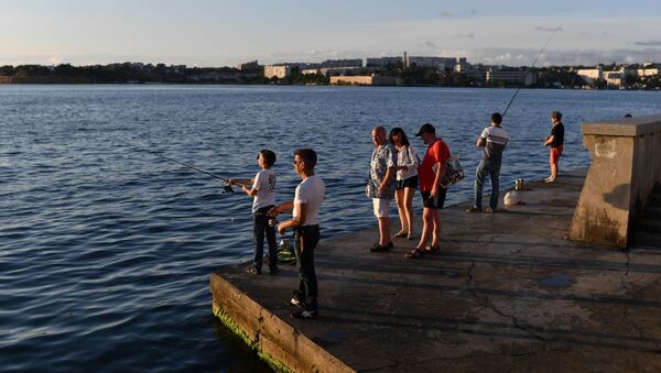 Отдыхающие на набережной в Севастополе в Крыму