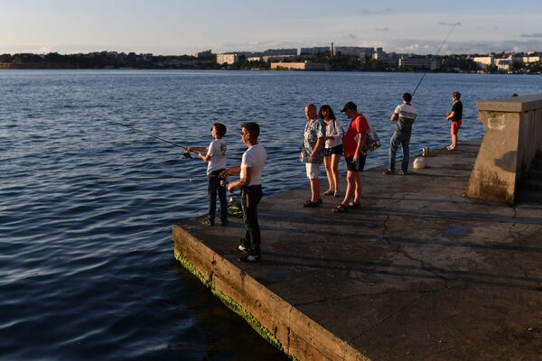 Отдыхающие на набережной в Севастополе в Крыму
