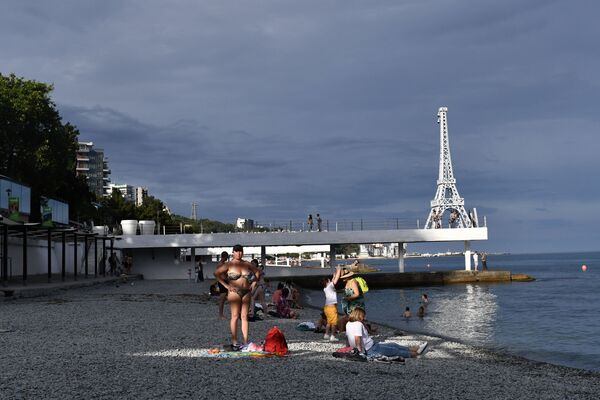 Отдыхающие на Массандровском пляже в Ялте в Крыму