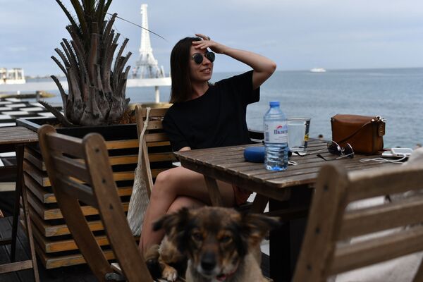 Девушка в кафе на Массандровском пляже в Ялте