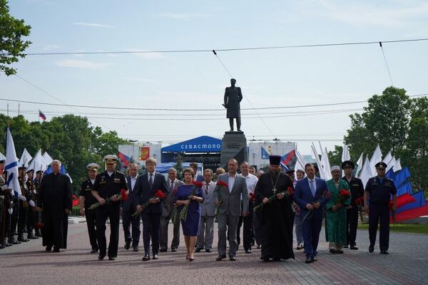 Возложения цветов к Вечному огню на мемориале героической обороны Севастополя 1941-1942 годов в рамках мероприятий, посвященных Дню России Возложения цветов к Вечному огню на мемориале героической обороны Севастополя 1941-1942 годов в рамках мероприятий, посвященных Дню России