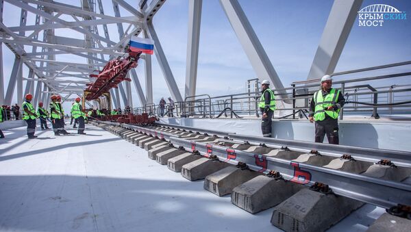 Строители сомкнули рельсы на первом пути железнодорожной части Крымского моста