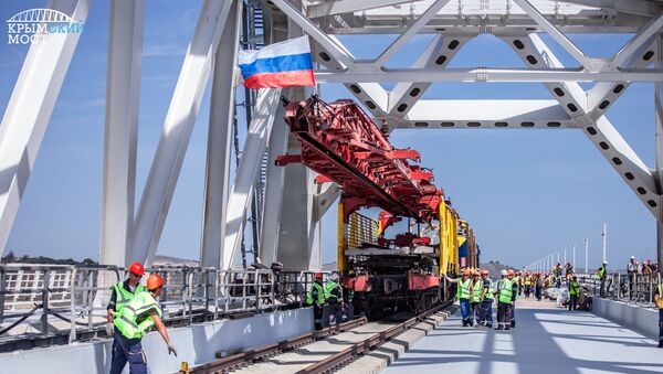 Строители сомкнули рельсы на первом пути железнодорожной части Крымского моста