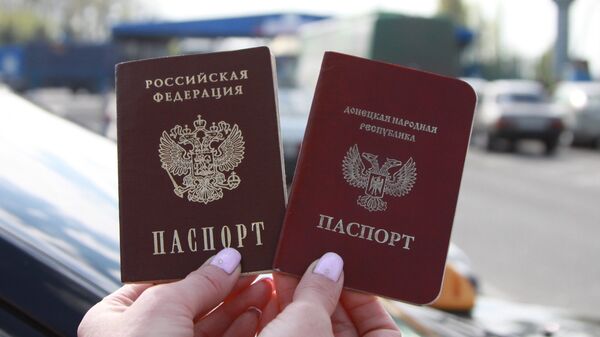 Паспорта граждан ДНР и РФ. Архивное фото