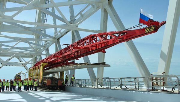 Пять тысяч рельсов и 38000 шпал: на Крымском мосту состыковали первую ветку