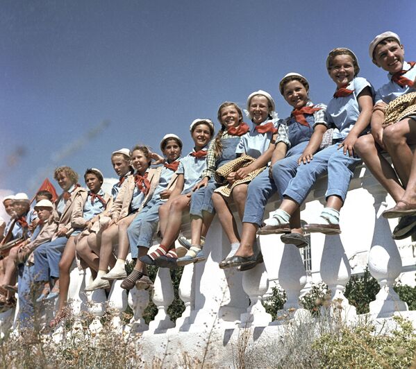 Школьники, отдыхающие во Всесоюзном пионерском лагере имени В.И.Ленина Артек, 1963 год